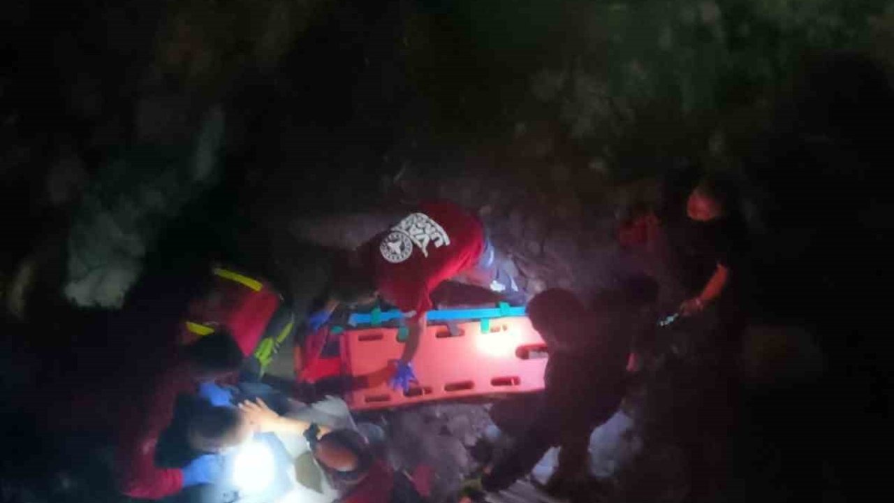 Van Kalesi&#039;nde Mağaraya Düşen Alman Turist Kurtarıldı