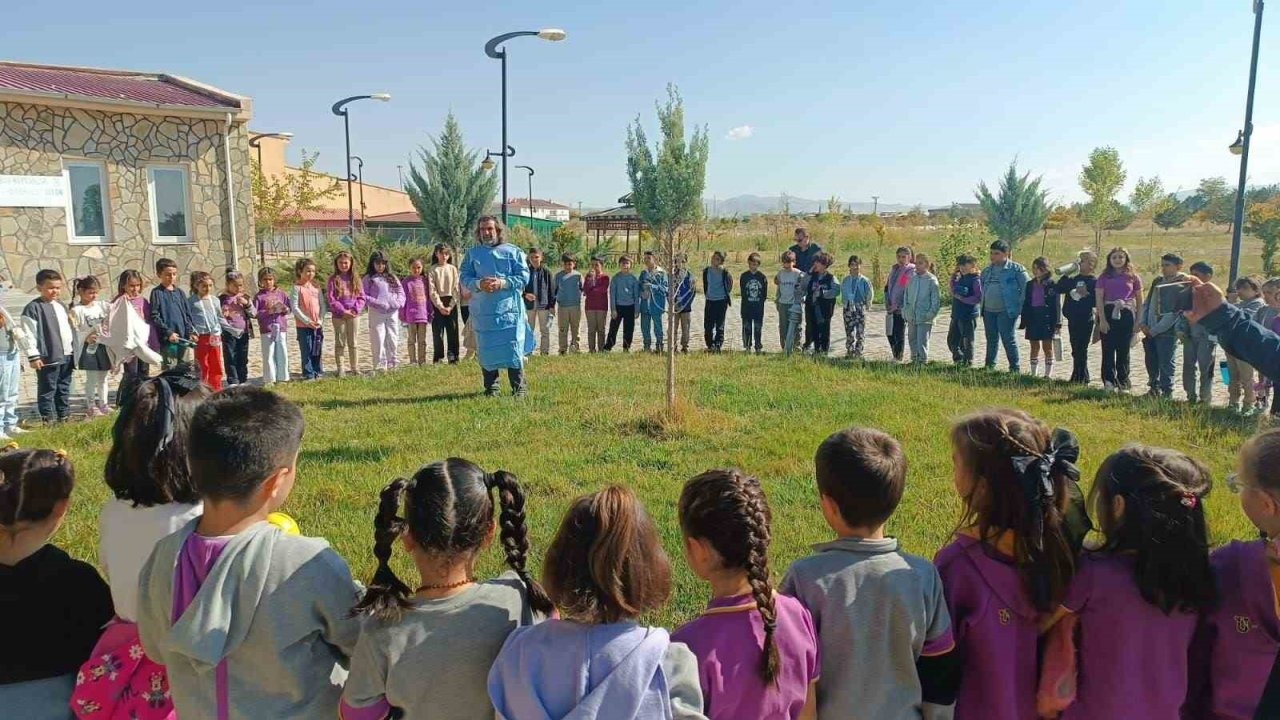 Van YYÜ’de &quot;4 Ekim Dünya Hayvanları Koruma Günü&quot;: Minik Öğrenciler Yaban Hayvanlarıyla Buluştu