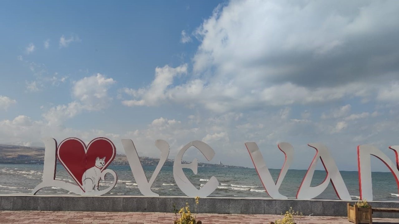 Van’da Kış Sinyali: 3550 Rakımlı Artos Dağı’nın Zirvesi Beyaza Büründü