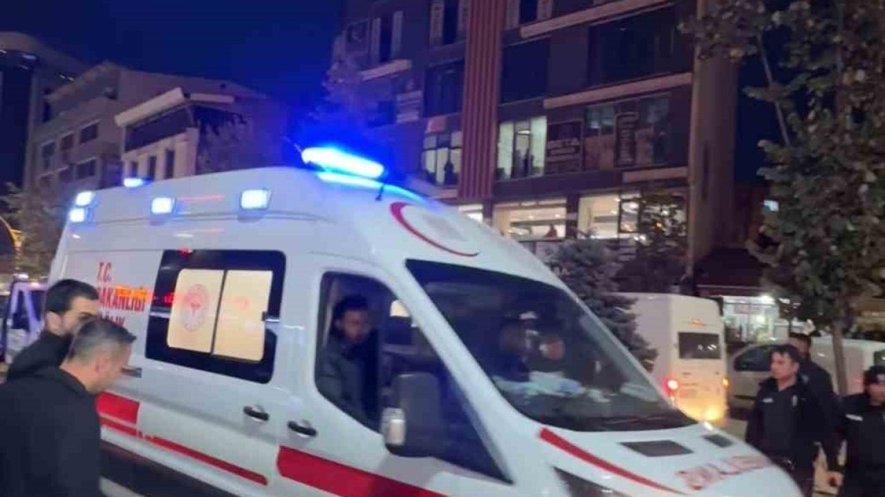 Yüksekova’da Bıçaklı Kavga: 1 Kişi Yaralandı