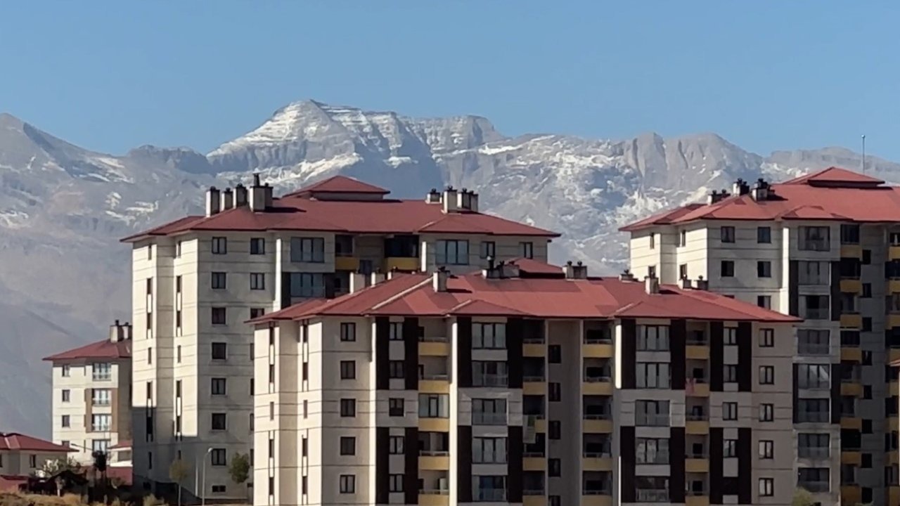 Yüksekova’da Kış Erken Geldi: Dağların Zirvesi Beyaz, Araçların Camları Buz Tuttu