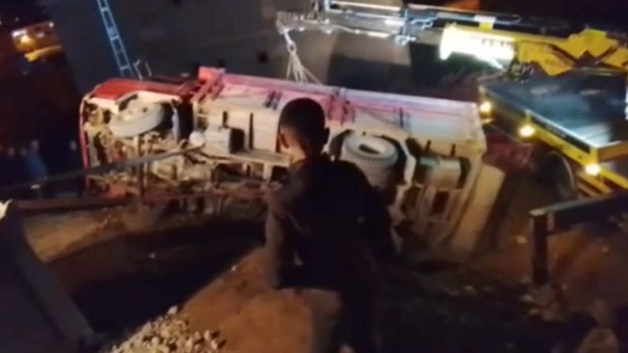 Yüksekova’da Odun Yüklü Kamyonet Devrildi: Şoför Kazayı Yara Almadan Atlattı