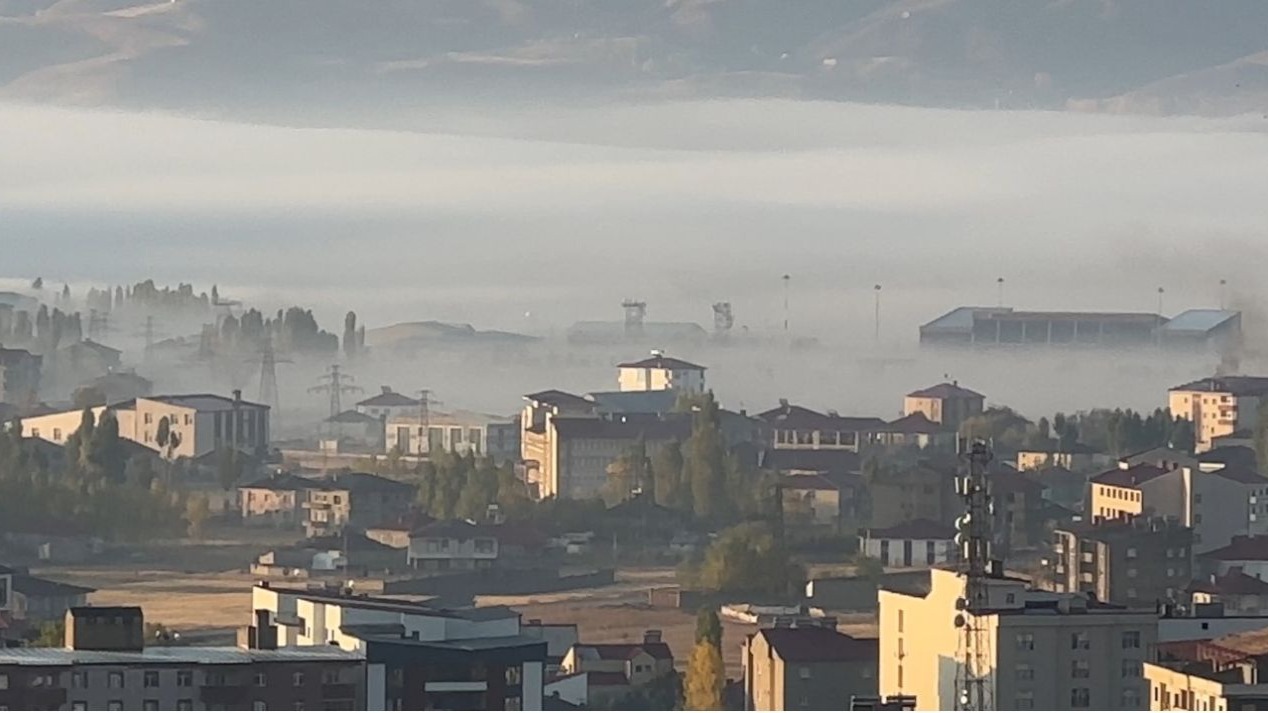 Yüksekova&#039;da Sis Manzaraları Büyüledi, Hayat Olumsuz Etkilendi
