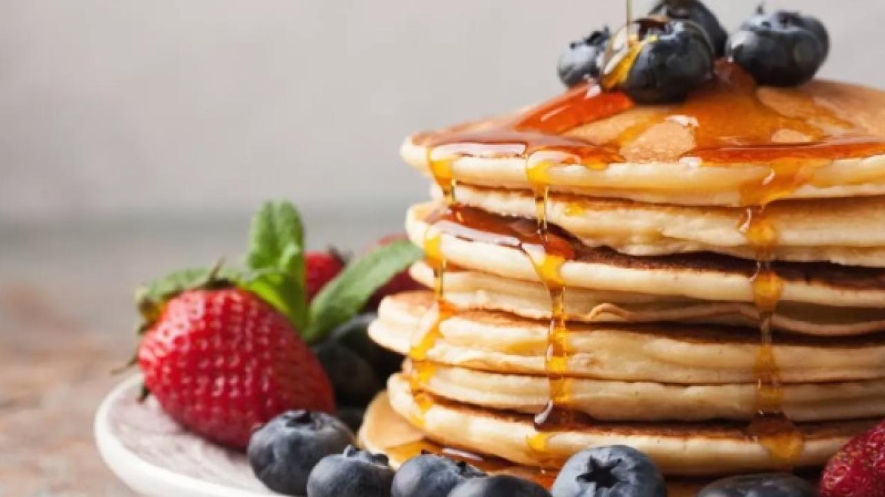 Yumuşacık ve Kabarık Kolay Pankek Tarifi: Kahvaltıların Vazgeçilmezi