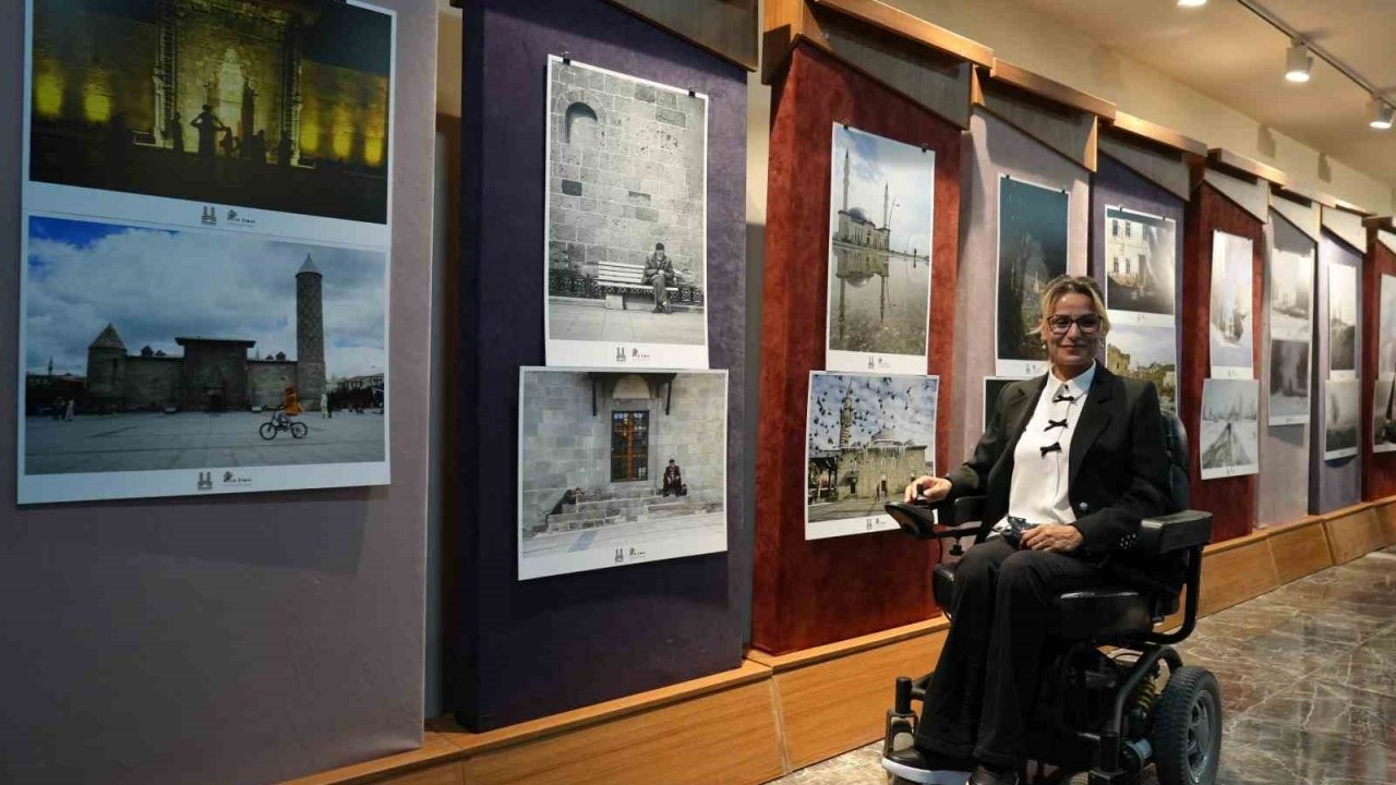 Yürüme Yetisini Kaybeden Dilek Çimen, Fotoğrafla Hayata Tutundu: İlk Kişisel Sergisini Açtı