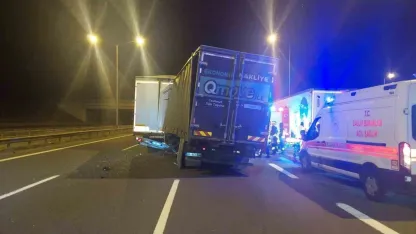 ️ Bolu TEM Otoyolu'nda Kaza: Arızalı Tıra Çarpan Kamyon Sürücüsü Hayatını Kaybetti