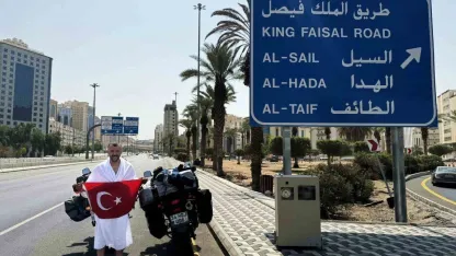 Sigara Parasını Biriktirdi, Motosikletiyle Kutsal Topraklara Gitti!