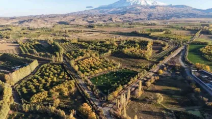 Iğdır'da İrem Bağları Sonbaharda Renk Cümbüşüne Büründü
