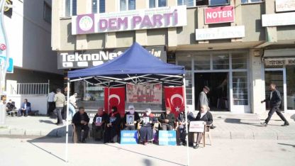 Muş'ta Evlat Nöbeti Devam Ediyor: Anneler, Çocuklarına "Gel Teslim Ol" Çağrısı Yaptı