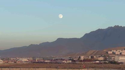 Van Semalarında Büyüleyici Manzara: Gün Batımı ve Ayın Yükselişi Aynı Anda Yaşandı