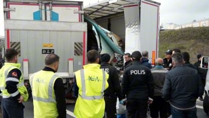 Kuzey Marmara Otoyolu'nda Feci Kaza: Geri Geri Giden Tıra Çarpan Kamyonette 1 Ölü, 1 Yaralı