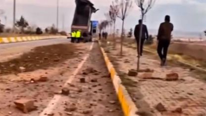 Patnos’ta Damperi Açık Kalan Tır Üst Geçide Çarptı