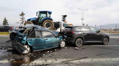 Erzurum’da Zincirleme Kaza: Freni Boşalan Kamyon Otomobili Hurdaya Çevirdi, 2 Yaralı!