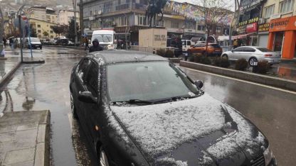 Hakkari’de Yüksek Kesimler Karla Kaplandı, Merkezde Yağmur Etkili Oluyor