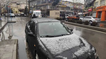 Hakkari’de Yüksek Kesimler Karla Kaplandı, Merkezde Yağmur Etkili Oluyor