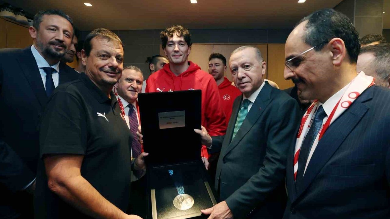 A Milli Basketbol Takımı, Avrupa İkinciliği Madalyasını Cumhurbaşkanı Erdoğan’a Takdim Etti