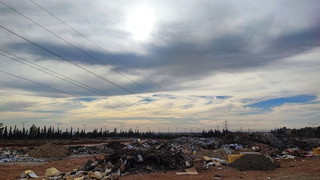 Adana&#039;da Boş Araziye Atık Bırakıp Yakanlara Vatandaş Tepkisi