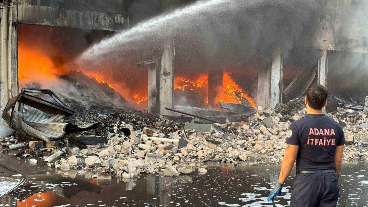 Adana’da Hırdavat Dükkanında Korkutan Yangın: 4 Saatte Kontrol Altına Alındı