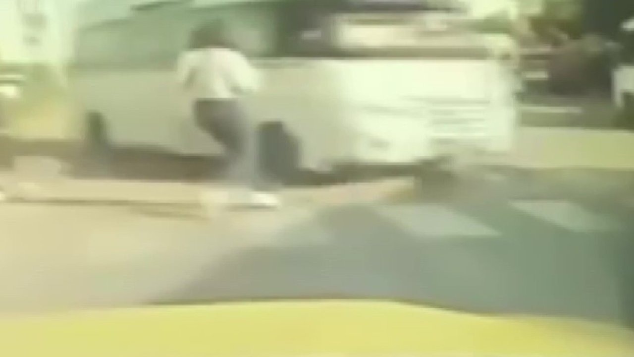 Adana’da Kontrolden Çıkan Minibüs Refüjü Aşarak 4 Araca Çarptı: Yaya Kıl Payı Kurtuldu