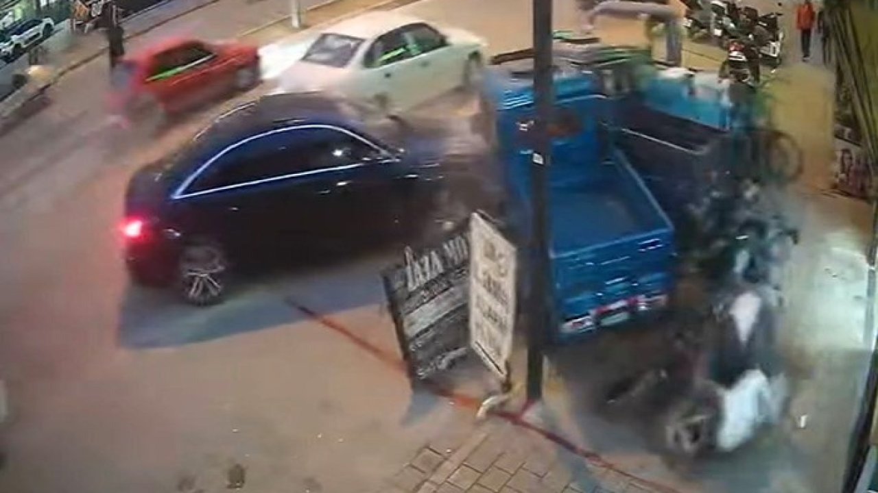 Adana&#039;da Zincirleme Kaza Kamerada: 3 Araca Çarptı