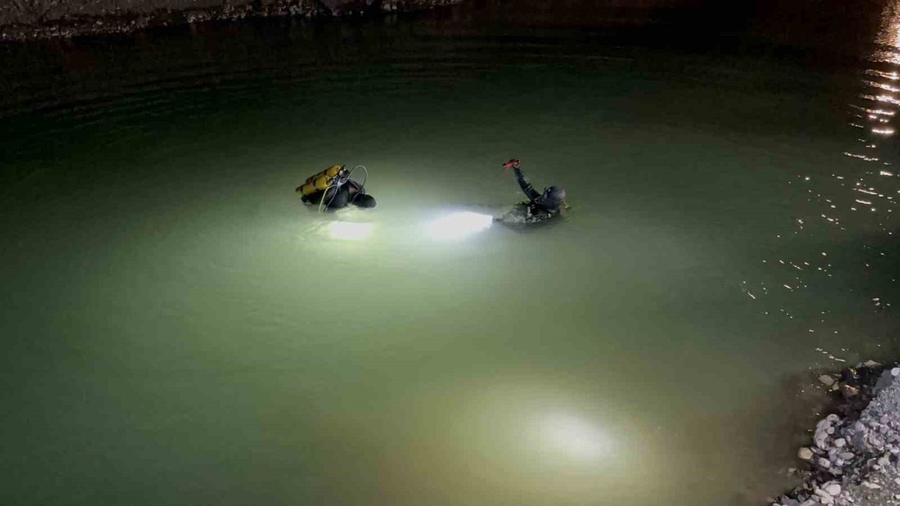 Adıyaman&#039;da Kum Ocağı Göletine Kamyonet Düştü: Ekipler Seferber Oldu