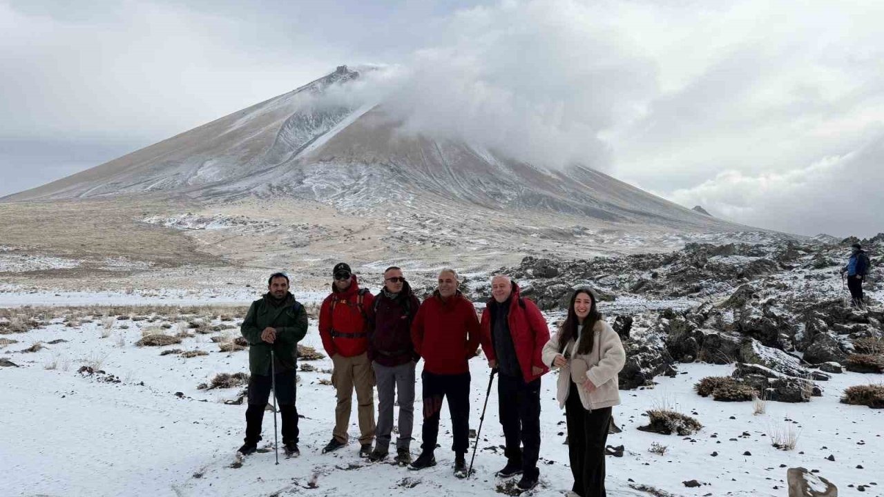 Ağrı Dağı&#039;nda Kış Tırmanışı Başladı: Zirveye 27 Dağcı Çıktı