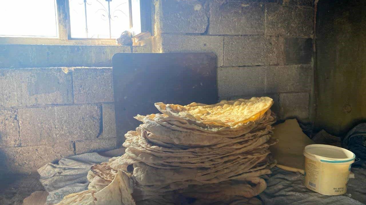 Ağrı Patnos’ta Kış Hazırlığı: Kadınlar Tandır Ekmeklerini Pişirmeye Başladı