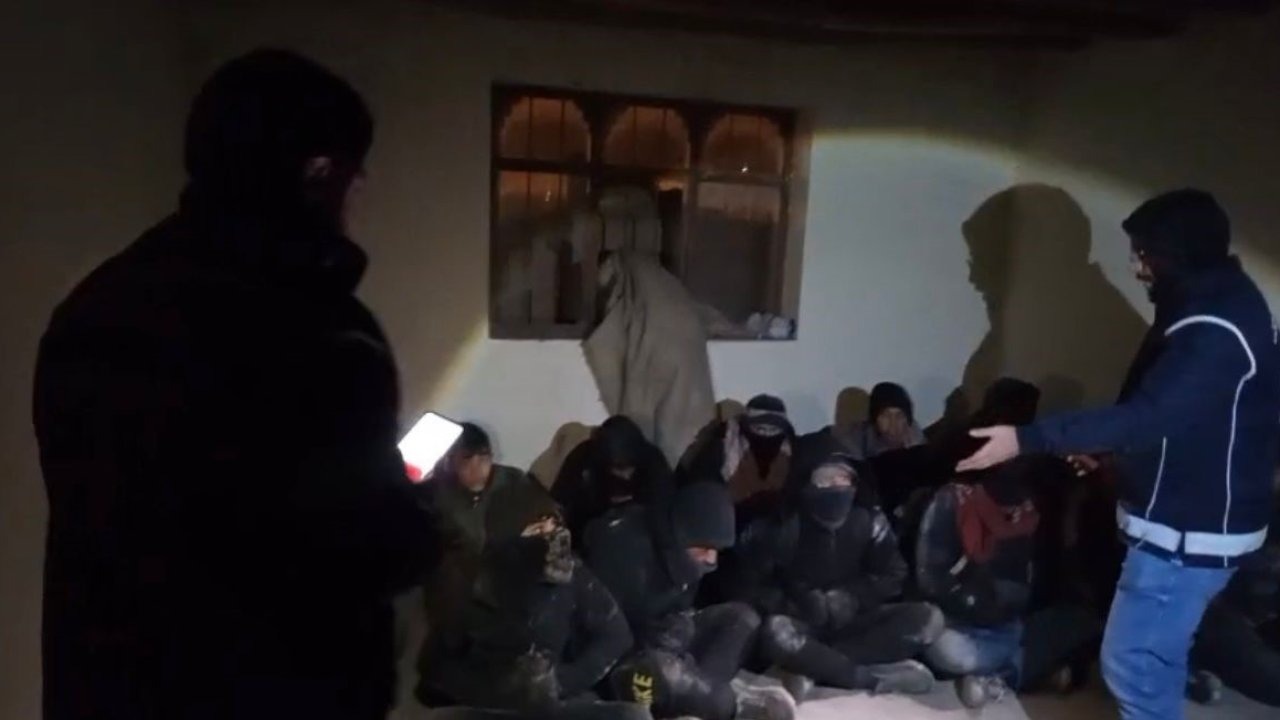 Ağrı&#039;da Göçmen Kaçakçılığına Büyük Darbe: 2 Organizatör Tutuklandı