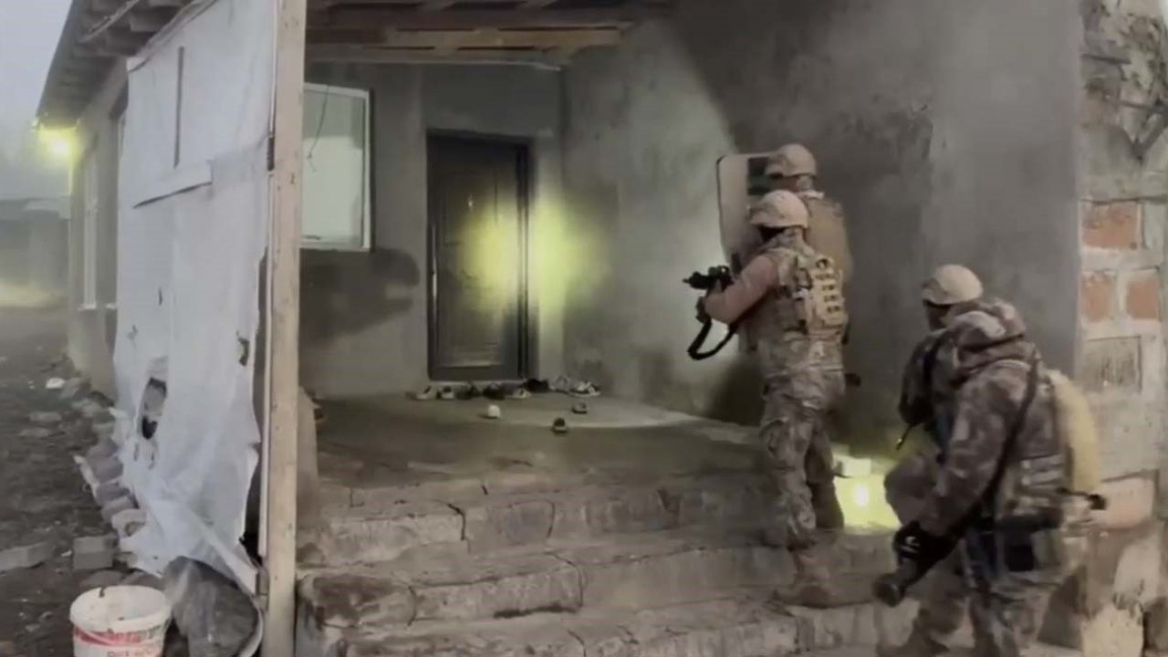 Ağrı&#039;da KOM Operasyonu: Uzun Namlulu Silah ve Çok Sayıda Mühimmat Ele Geçirildi