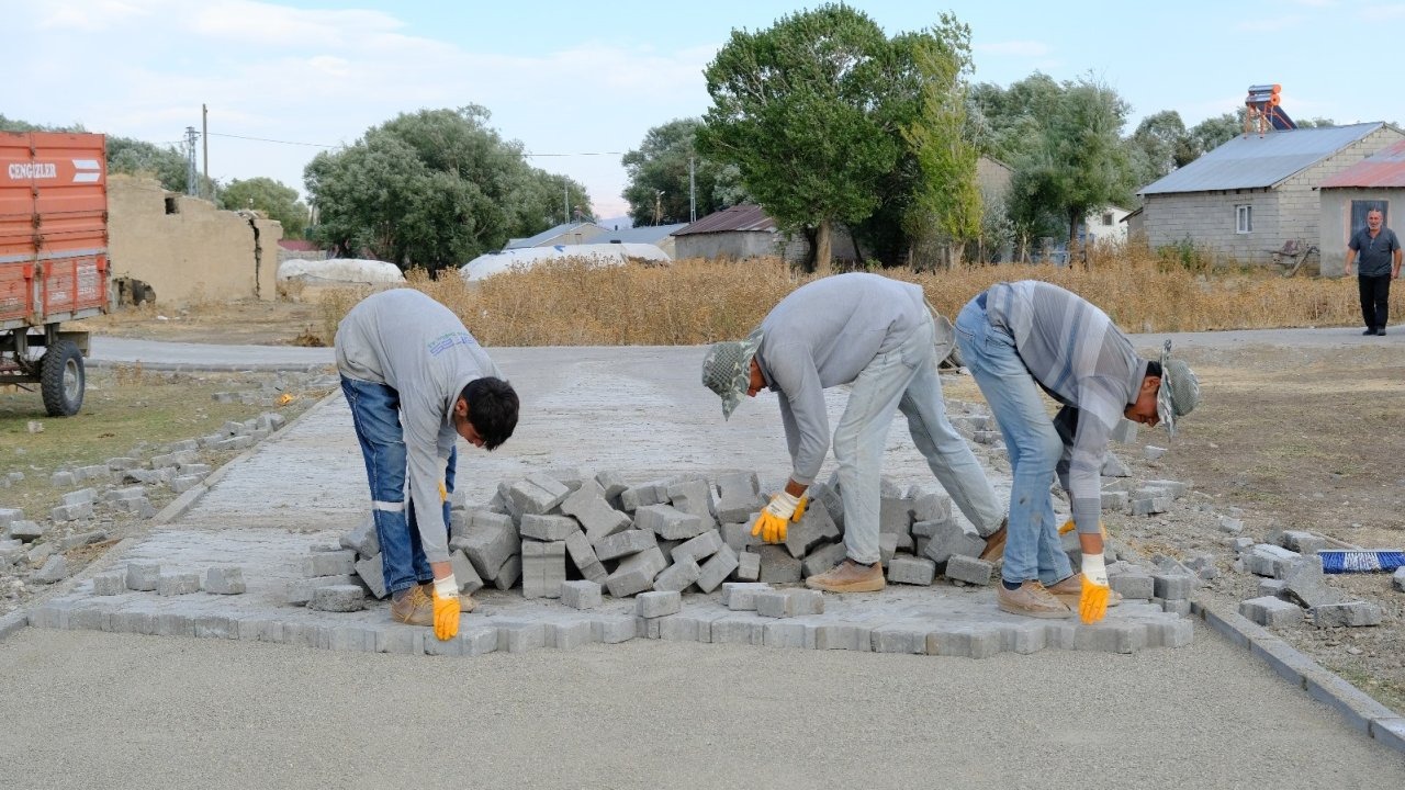 Ağrı’da Köy Yolları Kilit Parke Taşlarıyla Modernleşiyor