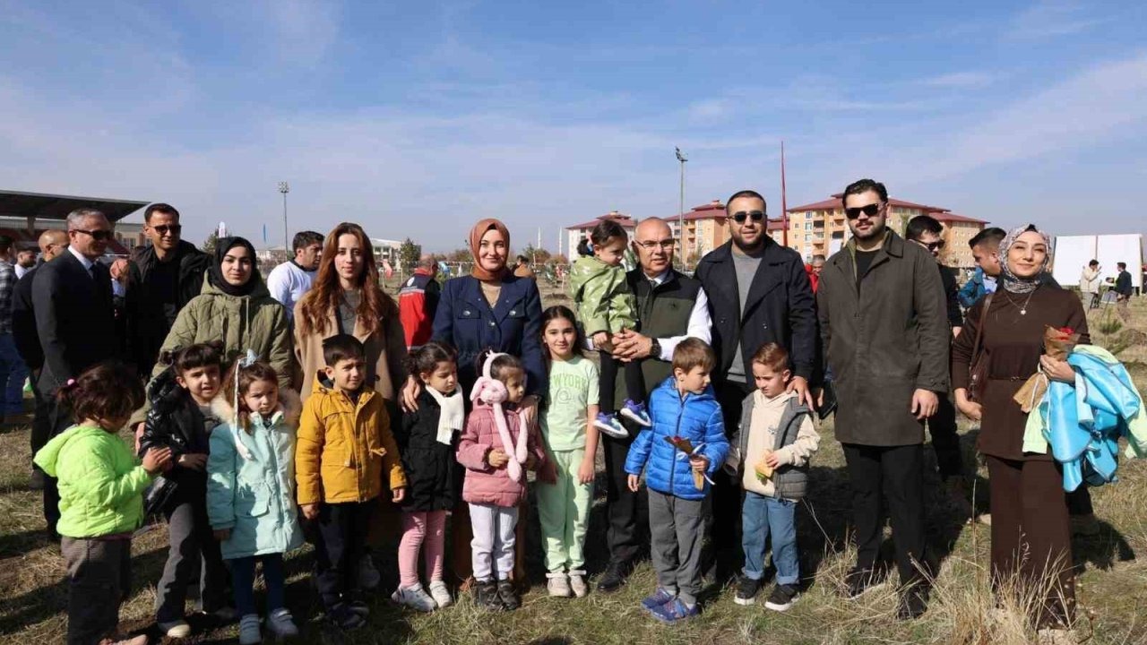 Ağrı’da Minik Eller Fidanları Toprakla Buluşturdu: Geleceğe Nefes Oldu