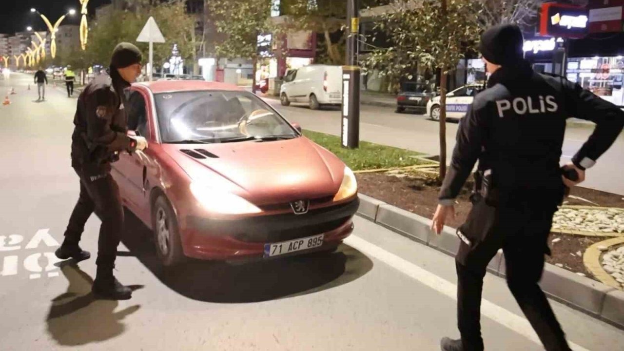 Aksaray’da &#039;Dur&#039; İhtarına Uymayan Çocuk Sürücü, Polis ve Bekçi Duvarıyla Yakalandı