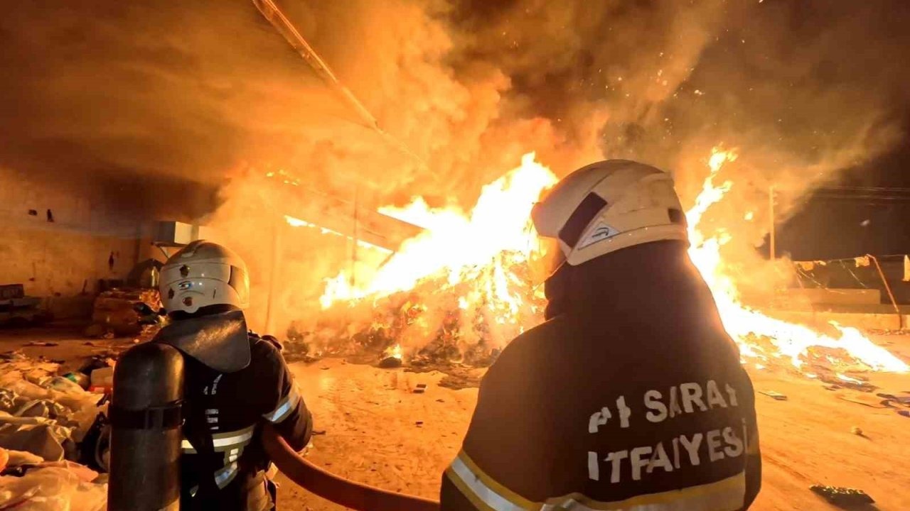 Aksaray’da Geri Dönüşüm Tesisinde Kundaklama Yangını: Tonlarca Malzeme Kül Oldu