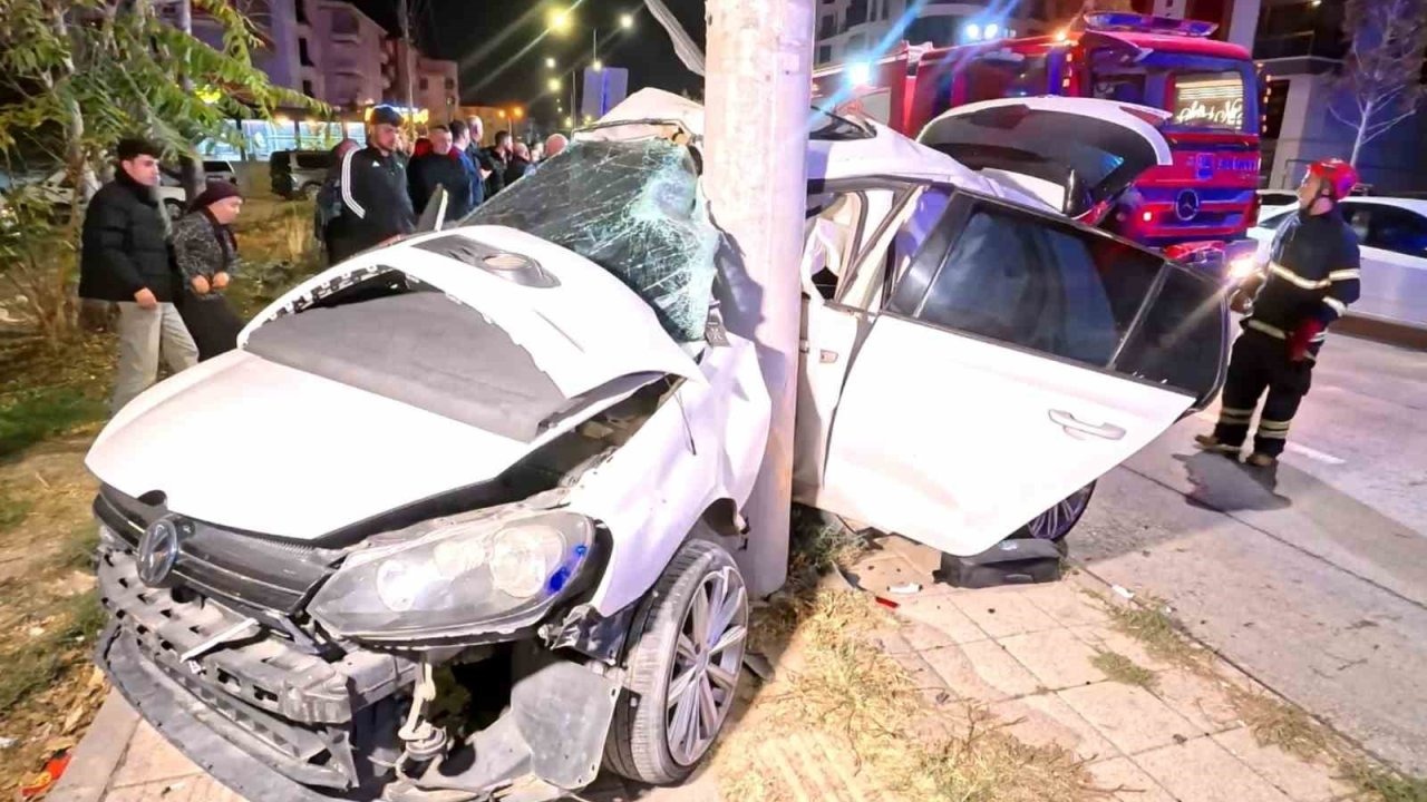 Aksaray&#039;da Korkunç Kaza: Otomobil Elektrik Direğine Saplandı, 2 Kişi Ağır Yaralı