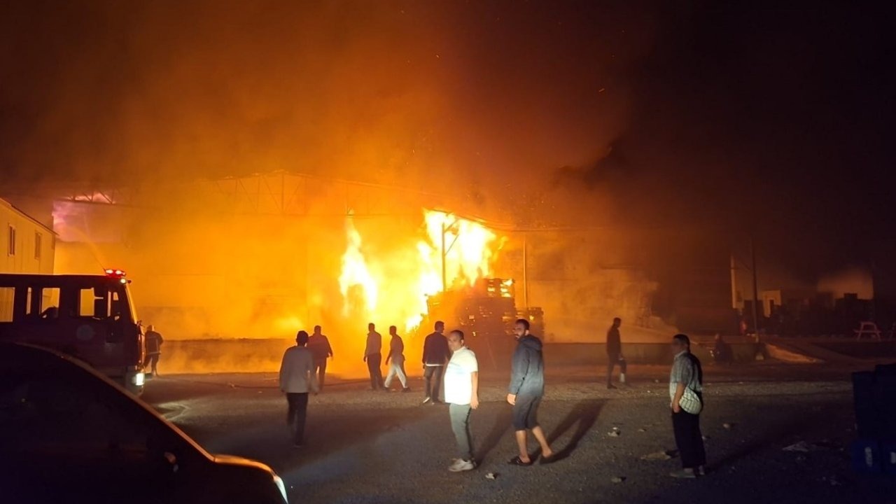 Antalya&#039;da Paketleme Fabrikası Kül Oldu!