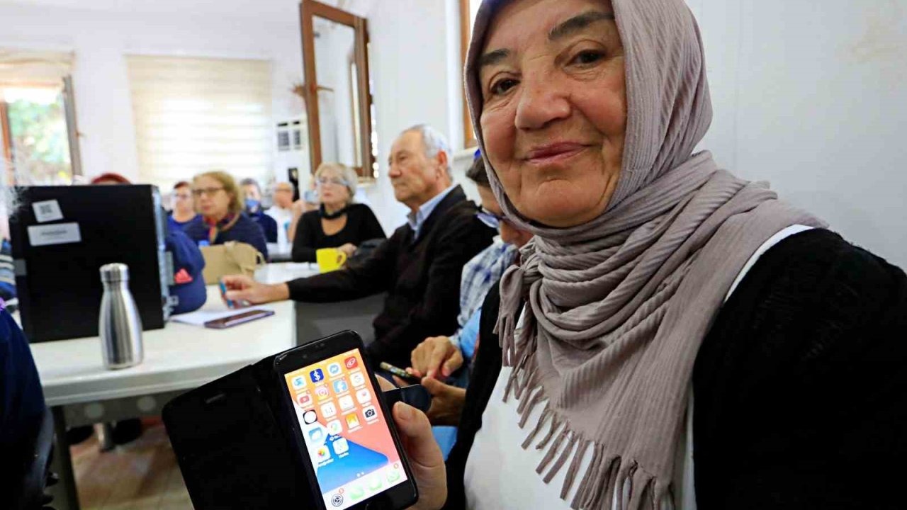 Antalya’da Yaşlılar Dijital Dünyaya Katılıyor: Torunlarıyla Görüntülü Görüşüp, İşlemlerini Kendileri Yapıyor