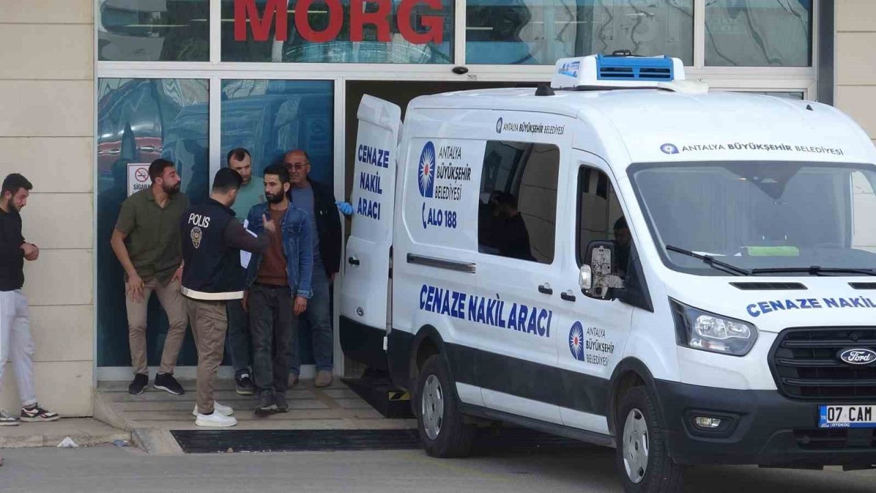 Antalya’daki Dehşet Verici Olayda Cenazeler Memleketine Uğurlandı: Polisin Öldürdüğü Eşi ve Çocukları Çankırı’ya Götürüldü!
