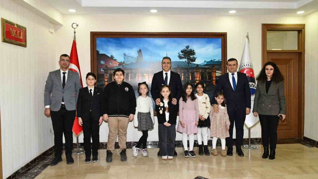 Ardahan Valisi Çiçek, Dünya Çocuk Hakları Günü Dolayısıyla Çocukları Ağırladı