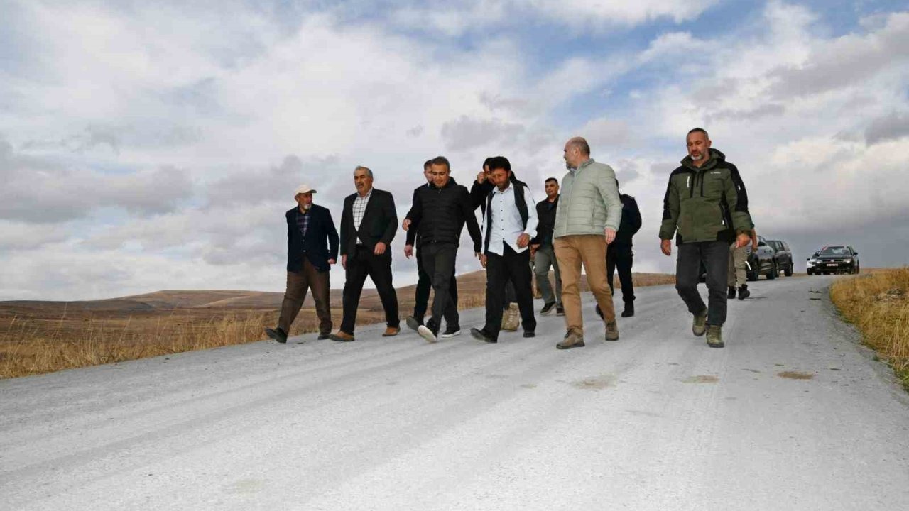 Ardahan Valisi Çiçek, İlçelerde Tamamlanan Beton Yol Çalışmalarını İnceledi