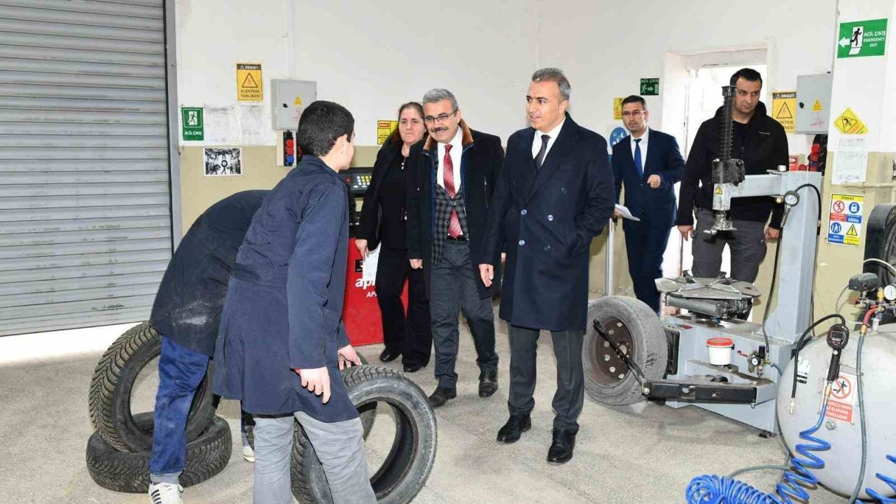 Ardahan Valisi Hayrettin Çiçek&#039;ten Kazım Karabekir Mesleki ve Teknik Anadolu Lisesi&#039;ne Ziyaret