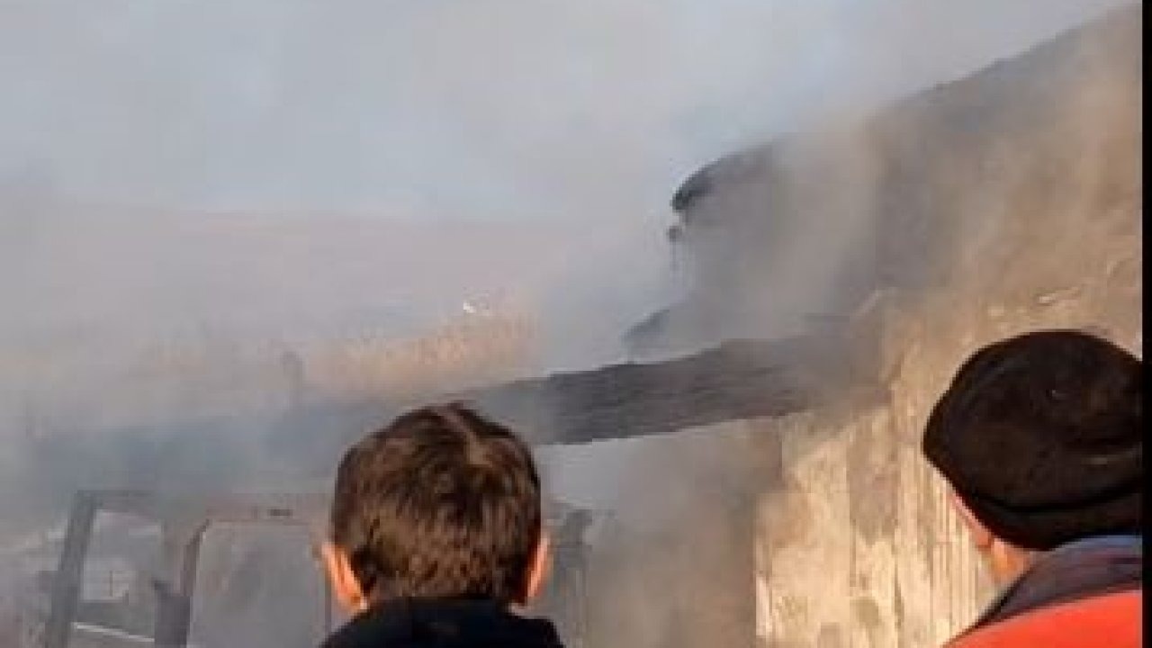Ardahan&#039;da Ahır Yangını: 2 Traktör ve Tarım Ekipmanları Kül Oldu!
