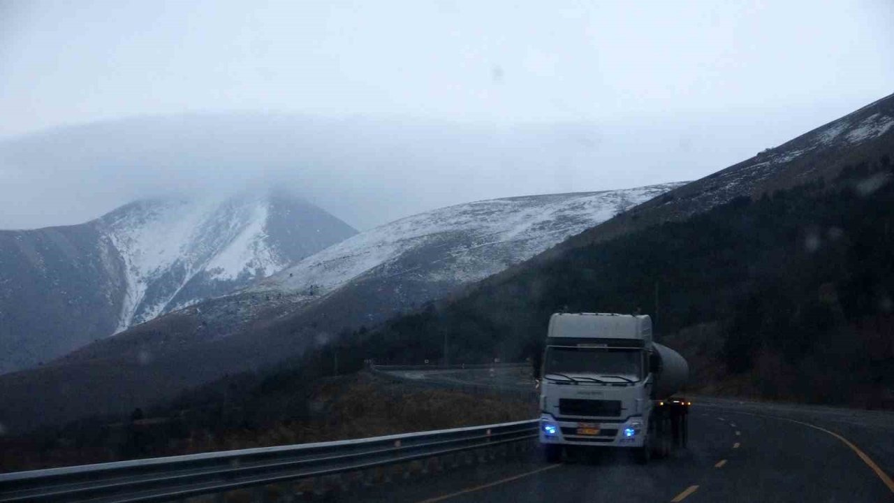 Ardahan’da Yüksek Kesimler Kara Teslim Oldu