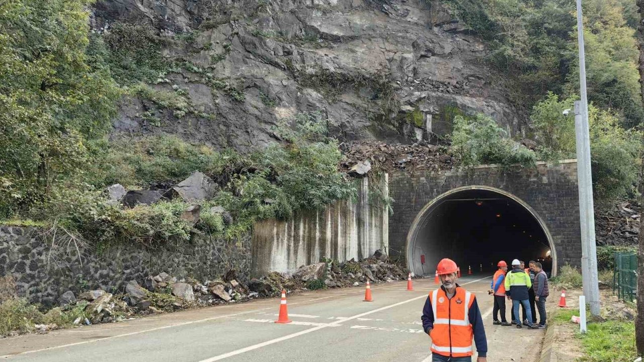 Artvin Sarp Sınır Kapısı Girişinde Heyelan: Yol Kısa Sürede Ulaşıma Açıldı