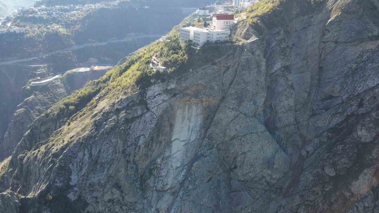 Artvin&#039;de Dev Kaya Paniği: Okul Altından Kopan Kütle Çoruh Nehri&#039;ne Düştü!