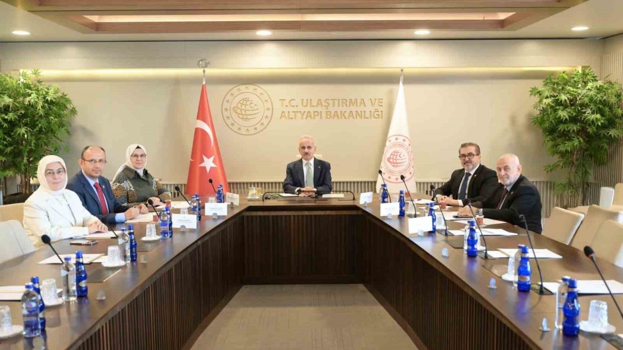 Bakan Uraloğlu’ndan Sosyal Medya İçin Yaş Sınırlaması Sinyali