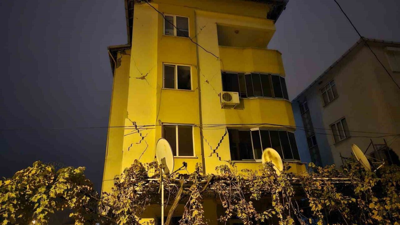 Balıkesir Gece Boyu Sallandı: Sındırgı Merkezli Peş Peşe Depremler