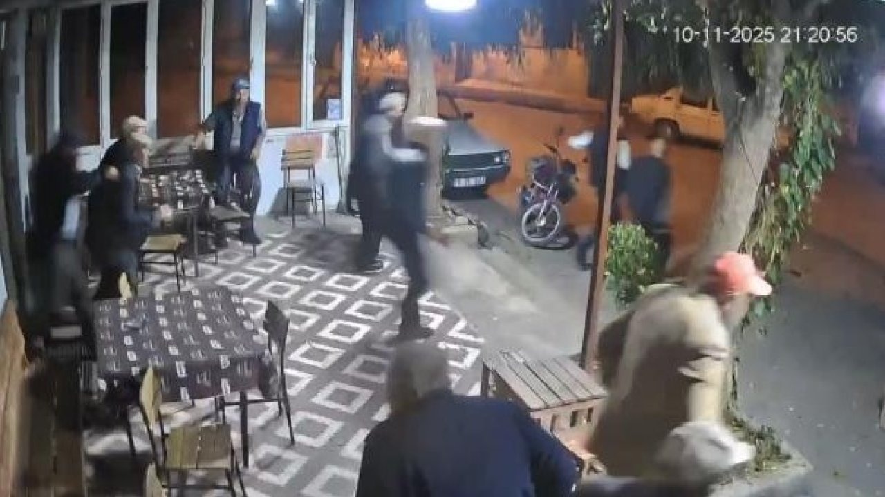 Balıkesir&#039;de 4.9 Büyüklüğündeki Deprem Anı Kamerada: Kahvehanedekiler Paniğe Kapılıp Kaçtı!