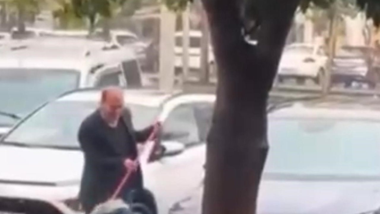 Batman&#039;da Yağmuru Fırsata Çeviren Sürücü: Cadde Ortasında Fırçayla Araç Yıkadı