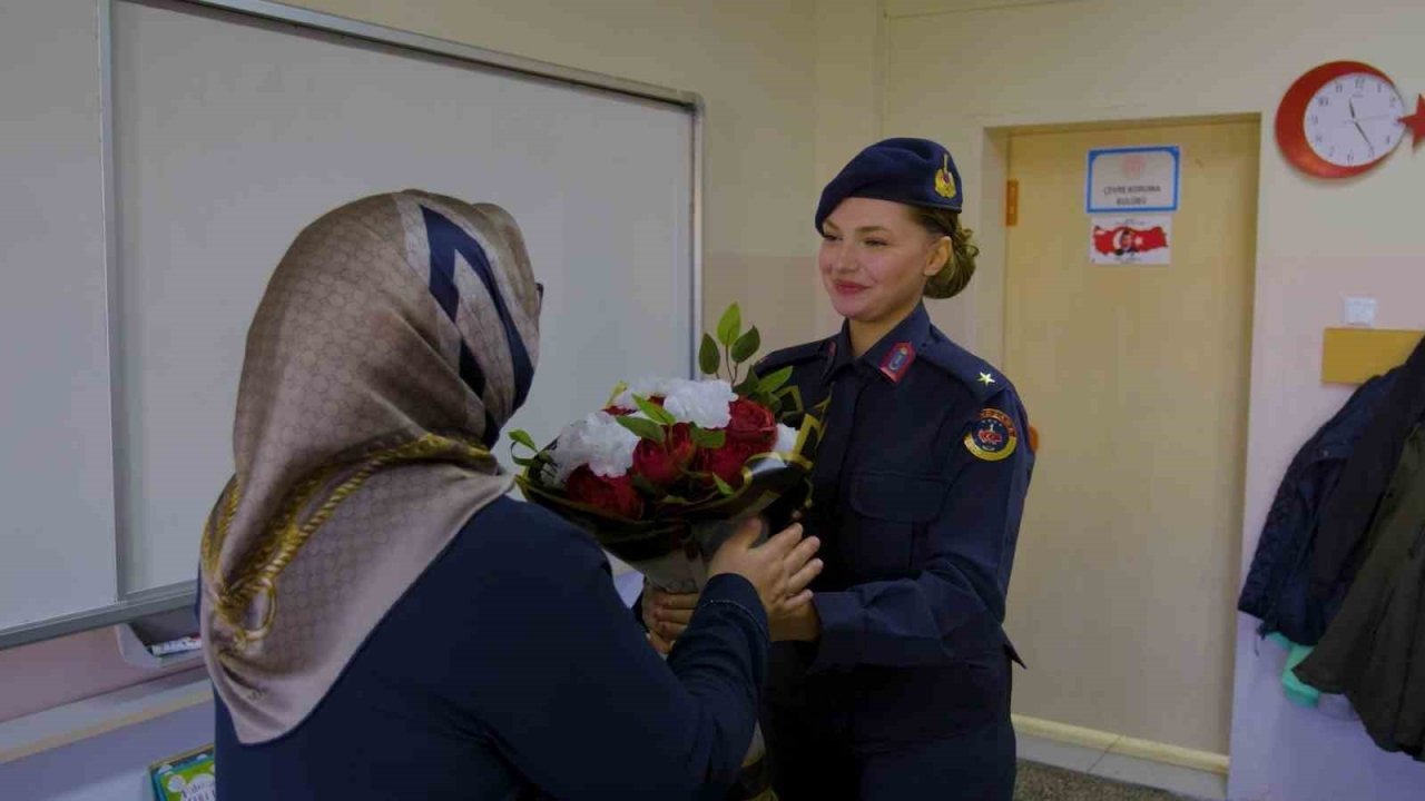 Bayburt Jandarma&#039;dan Anlamlı 24 Kasım Çalışması: Teğmen Firdevs Sırma Kayacan&#039;ın Öğretmenine Minneti