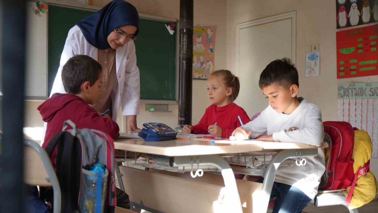 Bayburt'ta Hem Öğretmen Hem Gelin: Zahide Aydın'ın Köy Okulu Hikayesi